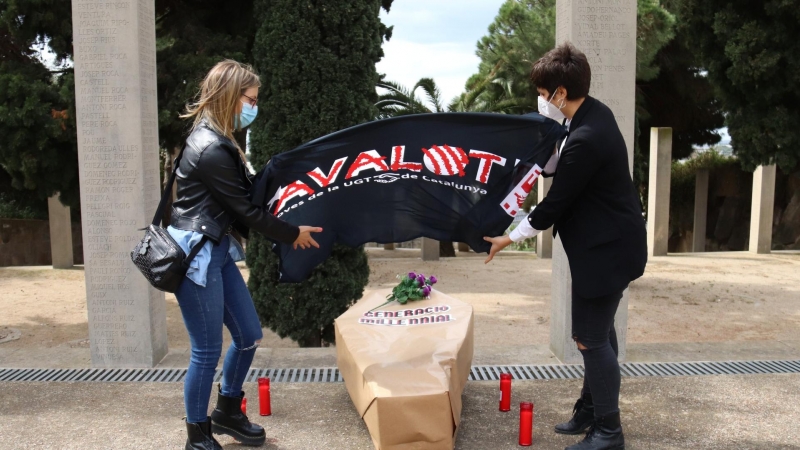 Imatge de l'acte reivindicatiu d'Avalot, l'ala jove de la UGT al Fossar de la Pedrera del Cementiri de Montjuïc on han escenificat l'enterrament del jovent de la classe treballadora.