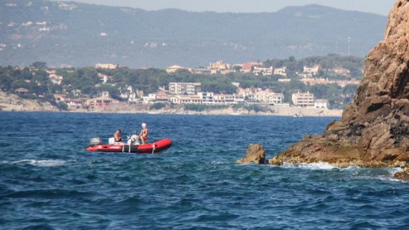 Una embarcació a tocar de les Illes Formigues de la Costa Brava el 26 de juliol de 2016.