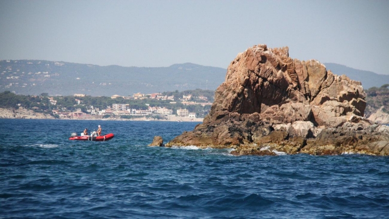 Una embarcació a tocar de les Illes Formigues de la Costa Brava el 26 de juliol de 2016.