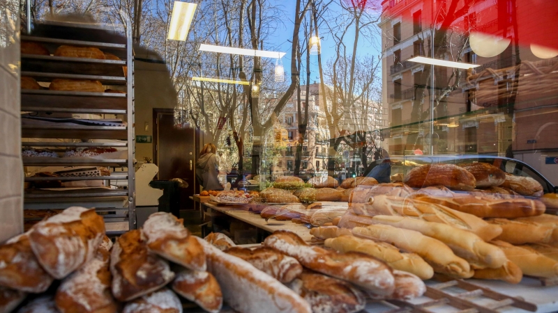 05/01/2021. Imagen de archivo de una panadería en cuyo ventanal se exponen las barras de pan (La Magdalena de Proust, en Madrid). - Europa Press