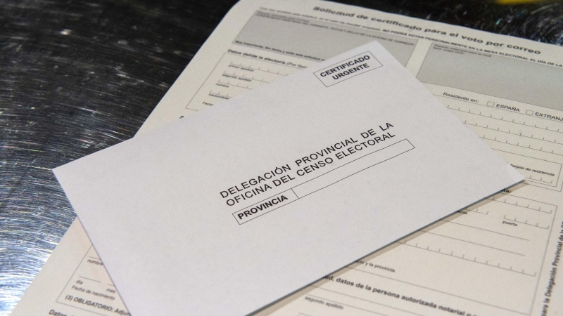 Ejemplo de voto por correo que se puede obtener en Correos, en la Oficina de Correos de Cibeles, en Madrid, (España), a 16 de marzo de 2021.