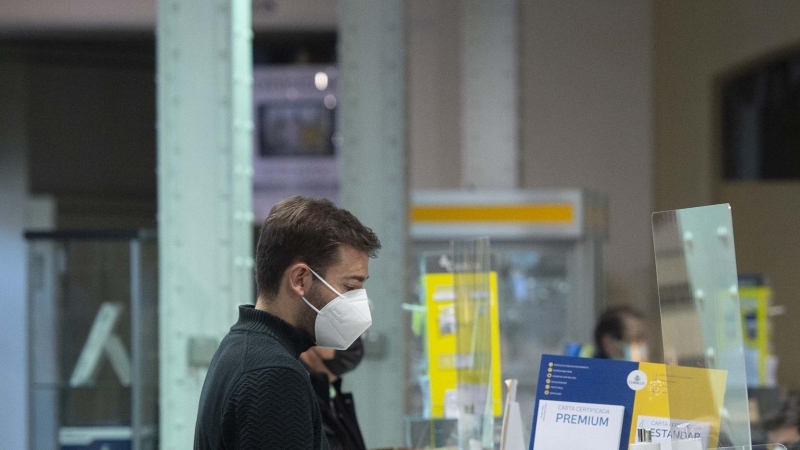 Un cliente es atendiendo en la Oficina de Correos de Cibeles, en Madrid, (España), a 16 de marzo de 2021