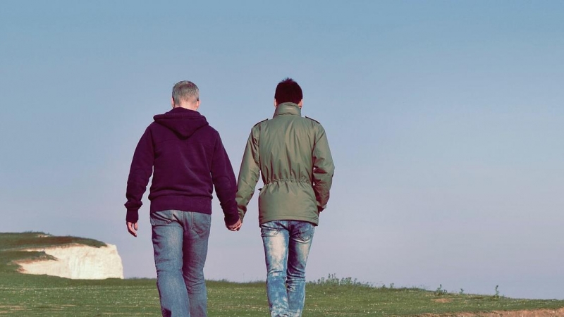 Una pareja caminando por unos acantilados.