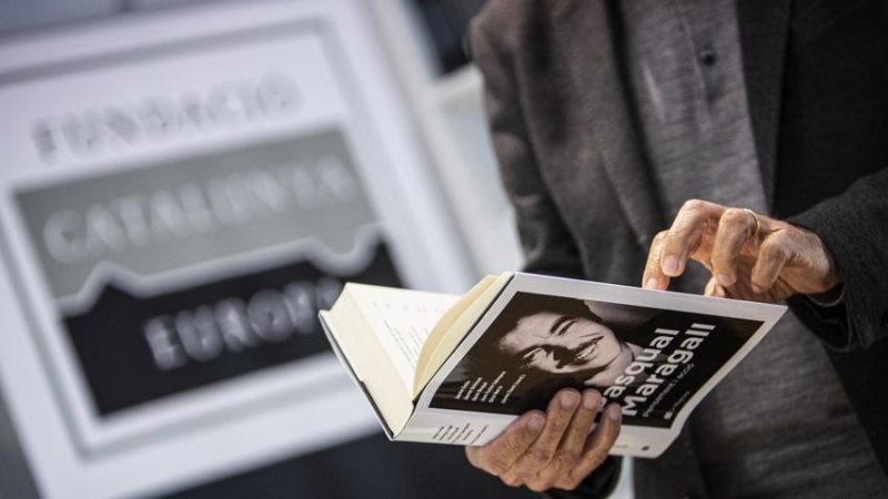 Vallès fulleja el llibre sobre l'ideari de Pasqual Maragall.