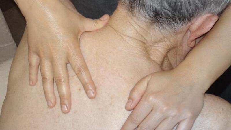 La profesional Ángela Cobos practica un masaje a una persona mayor de 65 años. - Cedida