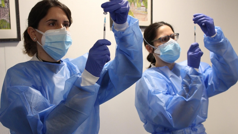 Dues infermeres preparen vacunes contra la Covid-19.