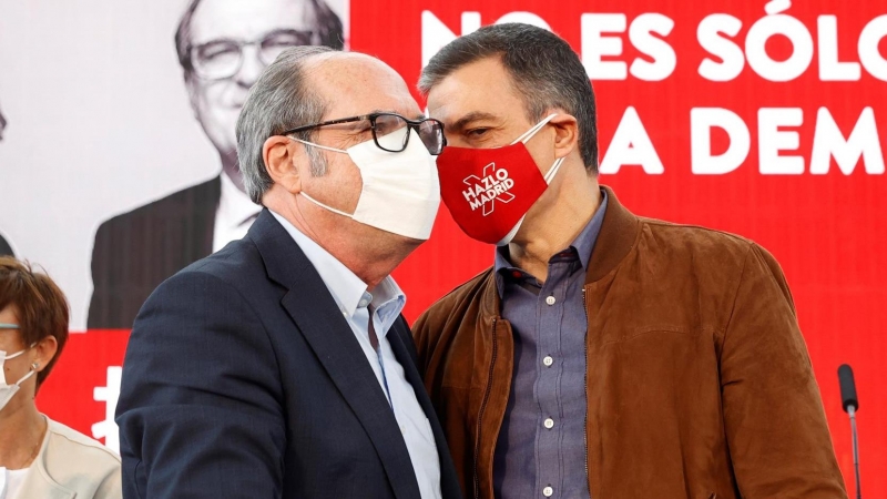 El presidente del Gobierno, Pedro Sánchez (d), participa en un acto de campaña del PSOE para apoyar al candidato socialista a la Comunidad de Madrid, Ángel Gabilondo (i), en Getafe, este domingo. Más polarizada si cabe que al principio, la campaña para la