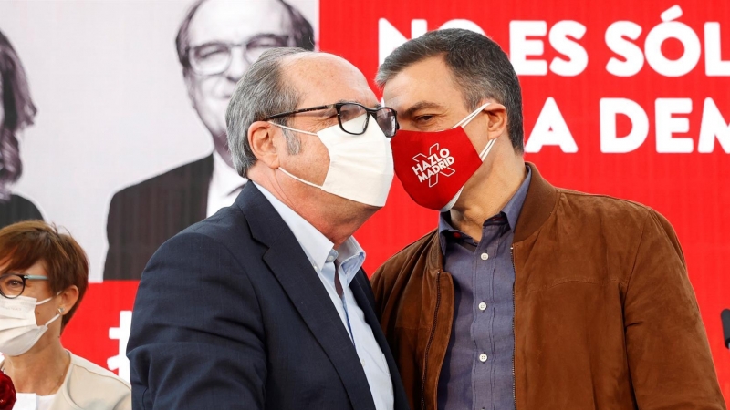 El presidente del Gobierno, Pedro Sánchez (d), participa en un acto de campaña del PSOE para apoyar al candidato socialista a la Comunidad de Madrid, Ángel Gabilondo (i), en Getafe, este domingo. Más polarizada si cabe que al principio, la campaña para la