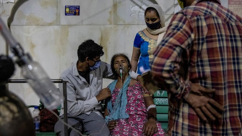 Imagen de India, de una mujer con un respirador.