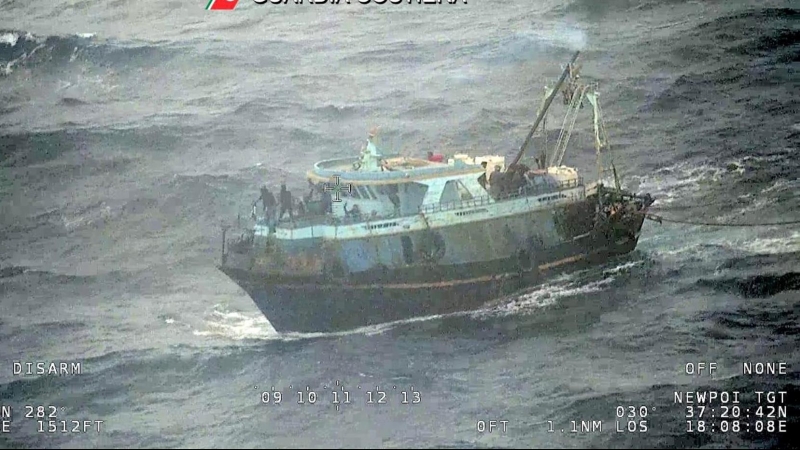 La Guardia Costera italiana ha rescatado una barca con más de 100 personas a bordo, incluidos varios menores, que fue escoltada y remolcada hoy hasta el puerto de Roccella Ionica (Calabria, sur) en vista de las pésimas condiciones meteorológicas de las úl