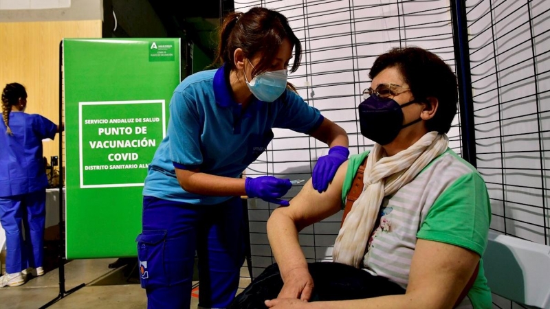 Una mujer es vacunada en Almería.