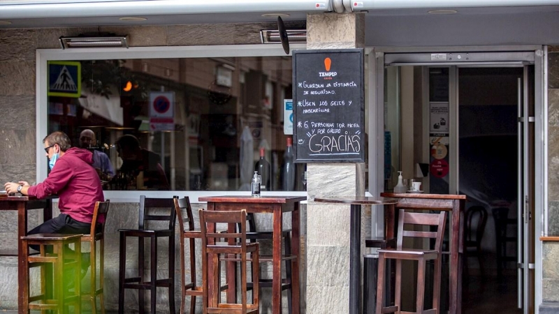 La pizarra de un bar indica las medidas a seguridad a seguir en el municipio riojano de Arnedo.