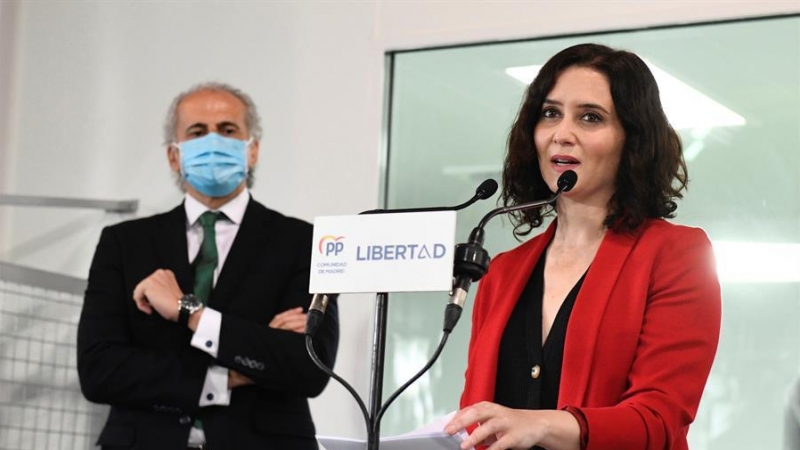 La presidenta de la Comunidad de Madrid y candidata a la reelección por el Partido Popular, Isabel Díaz Ayuso (d), presenta el programa social de su partido en la Fundación Carlos Martín en Madrid este lunes.