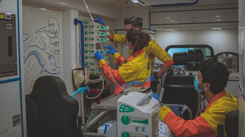 Una infermera, un tècnic en emergències sanitàries (TES) i un metge del SEM pediàtric, en una ambulància. Imatge publicada el 14 d'abril del 2021.