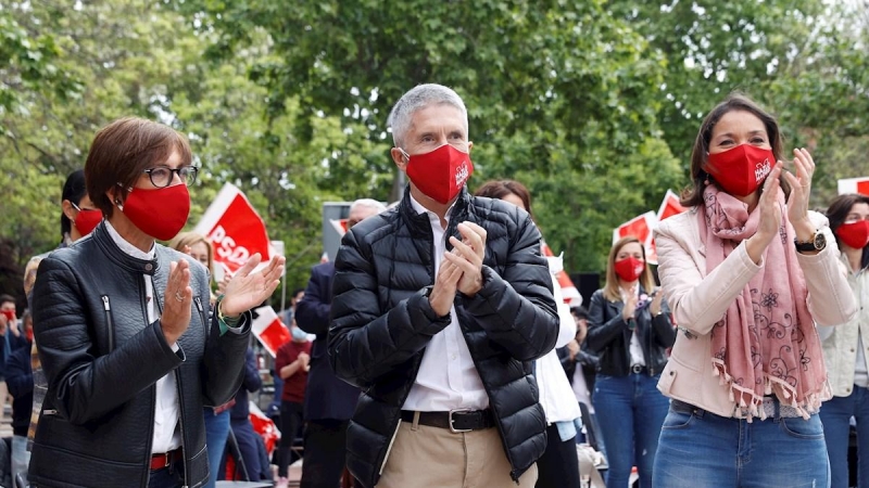 El ministro del Interior, Fernando Grande-Marlaska, junto a la ministra de Industria, Comercio y Turismo, Reyes Maroto (d), y la directora de la Guardia Civil, María Gámez, durante un acto de campaña del candidato socialista a las elecciones de la Comunid