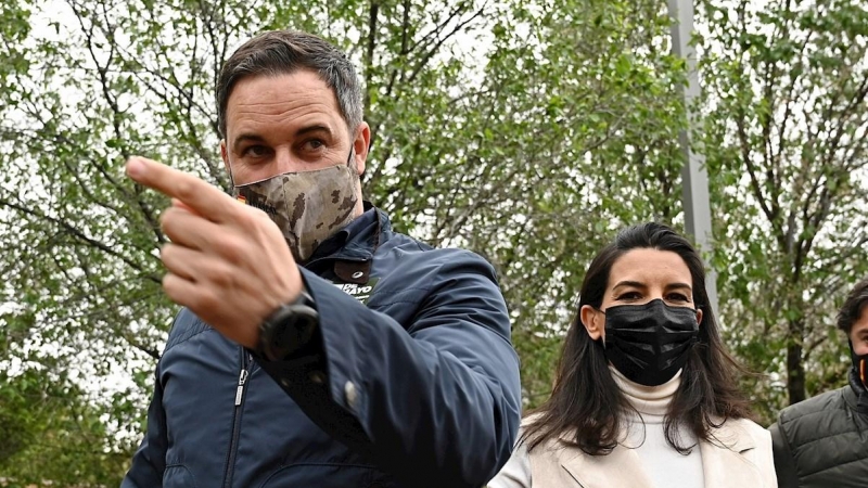 El presidente de Vox, Santiago Abascal, interviene en un acto de campaña junto a la candidata a la Comunidad de Madrid, Rocío Monasterio.