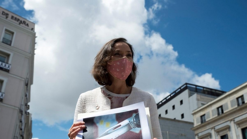 La ministra de Industria y Comercio, Reyes Maroto, muestra una fotografía de la navaja ensangrentada que ha recibido dentro de un sobre esta mañana, a su salida del Congreso de los Diputados este lunes.