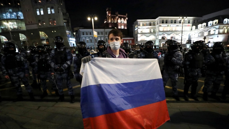 Un manifestante sostiene una bandera rusa durante una manifestación en apoyo del político opositor ruso encarcelado Alexei Navalny en Moscú, Rusia, el 21 de abril de 2021