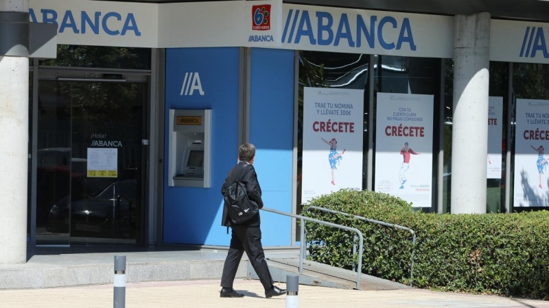 Un hombre pasa al lado de una sucursal de Abanca, en Madrid. — Marta Fernández / EUROPA PRESS