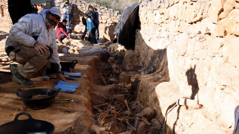 Arqueòlegs treballant a la fossa de la Guerra Civil al cementiri vell del Soleràs, el 20 de novembre de 2017.