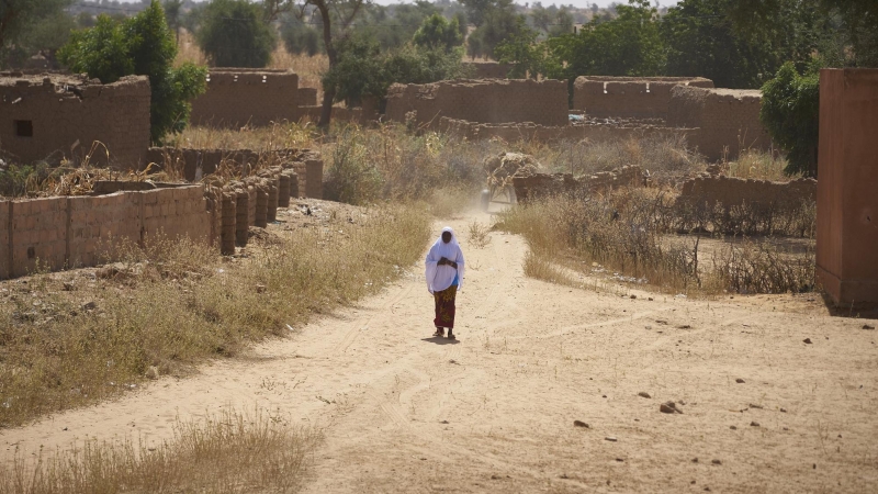 Imagen de archivo de una mujer observando el paso del ejército francés en un vehículo blindado, en noviembre de 2019, al norte de Burkina Faso.