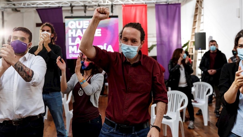 El candidato de Unidas Podemos a la Comunidad de Madrid, Pablo Iglesias (c), participa en un acto de campaña junto a la número dos de su candidatura, Isa Serra, y el secretario de Organización de Podemos, Alberto Rodríguez, este lunes en Nave Marieta, en