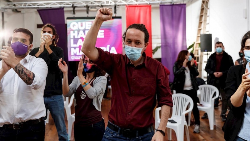 El candidato de Unidas Podemos a la Comunidad de Madrid, Pablo Iglesias (c), participa en un acto de campaña junto a la número dos de su candidatura, Isa Serra, y el secretario de Organización de Podemos, Alberto Rodríguez, este lunes en Nave Marieta, en