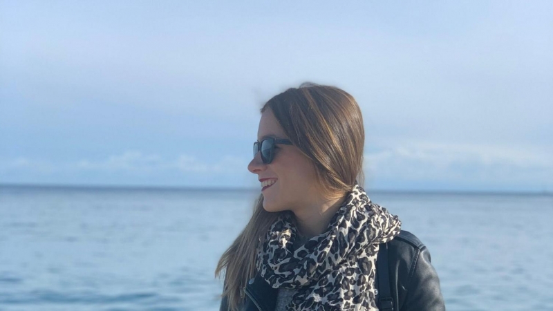 Cristina sonríe mientras observa el mar