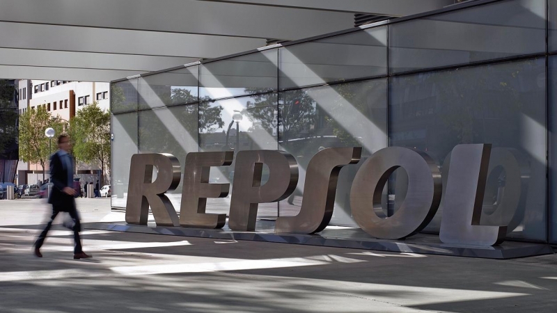 El nombre de Repsol en la entrada de la sede Campus Empresarial Repsol, en Madrid.