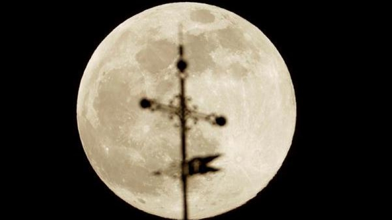 La luna llena 'superluna' hoy Lunes sobre las torres de la catedral de Santiago de Compostela.