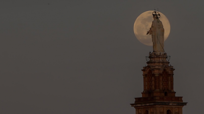 Superluna rosa de abril en el Monumento del Sagrado Corazón en San Juan de Aznalfarache, Sevilla a 7 de abril del 2020