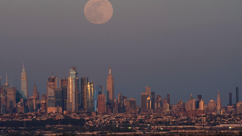 La luna llena, también conocida como Superluna, se eleva sobre La Habana, Cuba, el 26 de abril de 2021