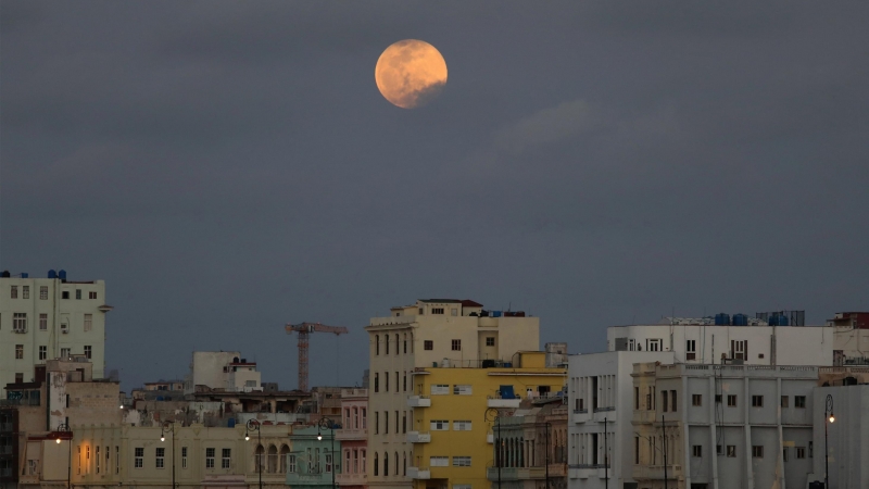 La superluna brilla sobre Cuba.