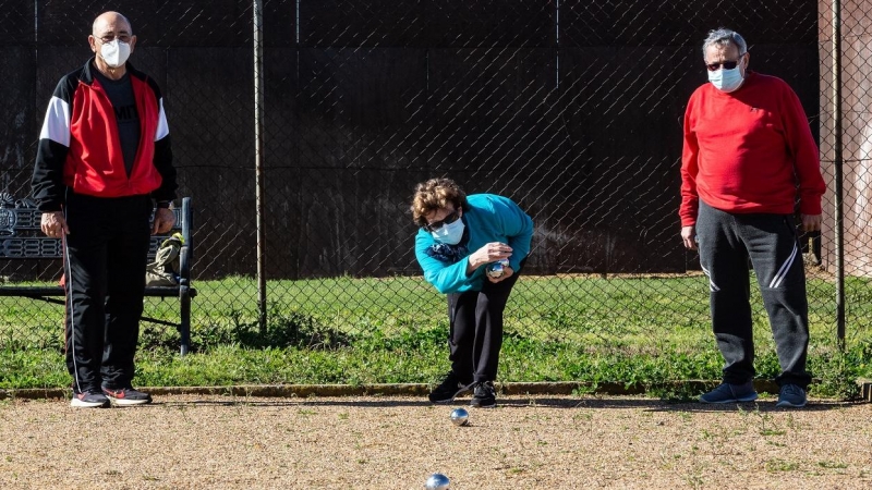 Varios ancianos juegan a petanca en el Complejo Deportivo la Granadilla, en Badajoz. E.P./Javier Pulpo