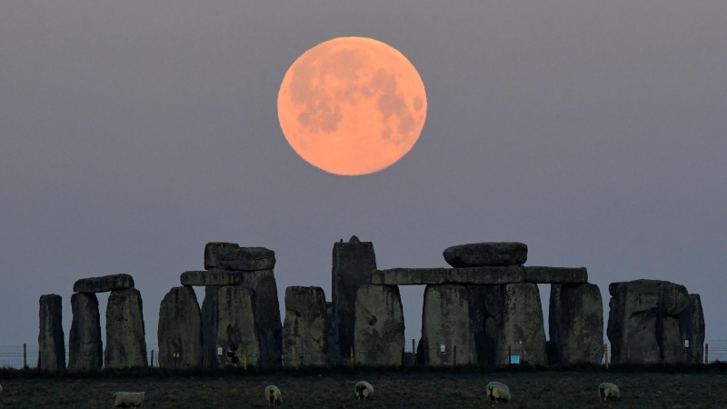 La luna llena, conocida como 'Super Pink Moon', se sitúa detrás del círculo de piedra de Stonehenge cerca de Amesbury.