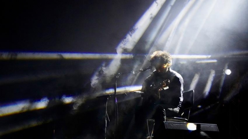 José González durant la seva actuació a Barcelona.