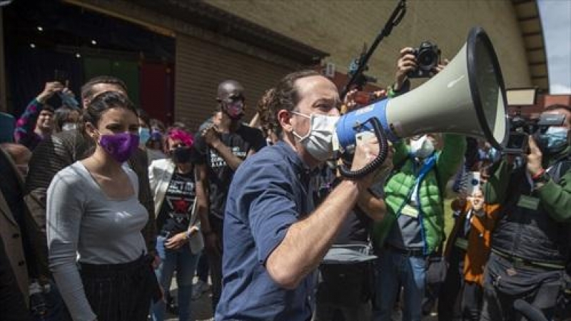 La ministra de Igualdad y el candidato de Unidas Podemos a la Presidencia de la Comunidad, Pablo Iglesias con un megáfono se dirige al público durante un acto del partido en el Polideportivo municipal Cerro Buenavista de Getafe, a 27 de abril de 2021, en