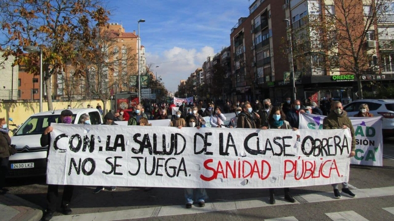 Imagen de una de las manifestaciones que realizan los vecinos del barrio madrileño de Carabanchel para pedir más inversión para la sanidad pública.