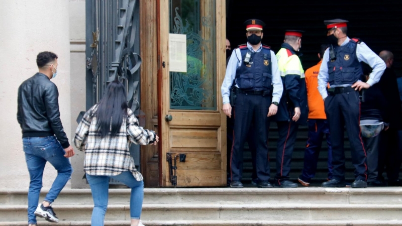 Un dels acusats en el judici per la violació múltiple a una noia a Sabadell accedint a l'Audiència de Barcelona el 6/04/2021 acompanyat de la seva parella.