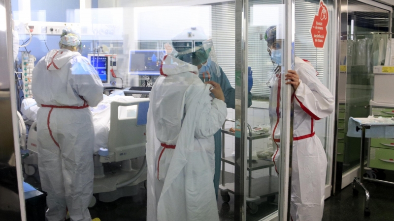 Professionals sanitàries de l'Hospital del Mar atenent un pacient ingressat a l'UCI amb covid-19, en la tercera onada de la pandèmia del coronavirus. 29 de gener del 2021.