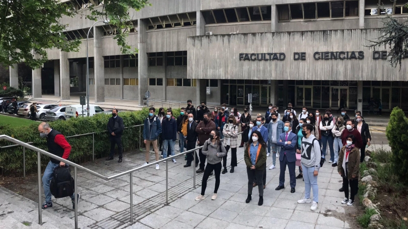 Minuto de silencio por Beriain y Fraile en la Facultad de Ciencias de la Información de la Universidad Complutense de Madrid.