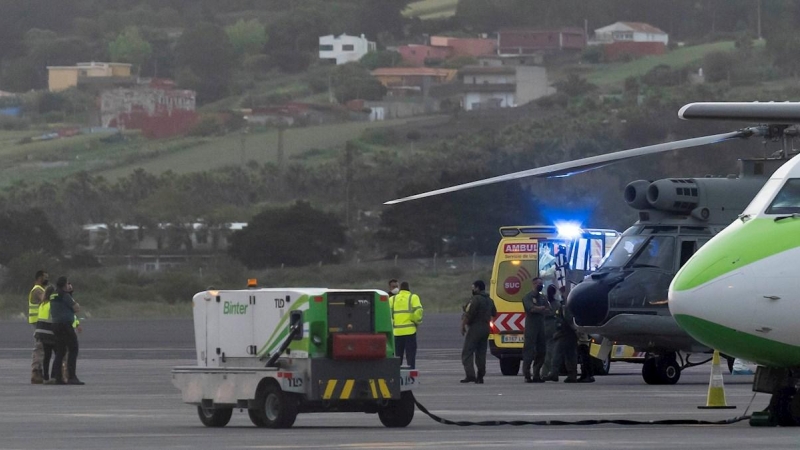 El helicóptero del Servicio Aéreo de Rescate con los tres migrantes rescatados, a su llegada al aeropuerto Tenerife Norte.