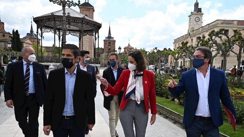 La ministra de Industria, Comercio y Turismo, Reyes Maroto (2d), visita al sector de la hostelería y el turismo en Alcalá de Henares, este martes 27 de abril de 2021.