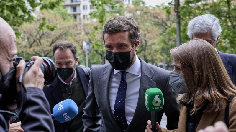 El presidente del PP, Pablo Casado, responde a los medios a su llegada a la clausura del Foro #NextGenerationEU Spain este lunes 26 de abril de 2021.