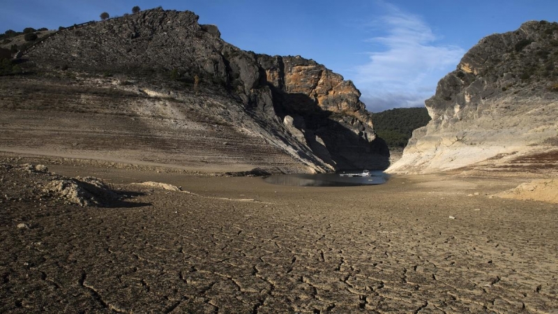 Vista general del embalse de Entrepeñas, en Guadalajara, completamente seco en el verano de 2017.