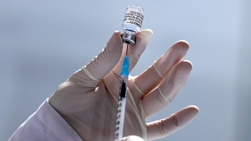 Un sanitario prepara una dosis de la vacuna de Pfizer-BioNTech.