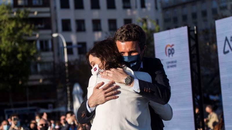 El presidente del PP, Pablo Casado, y la candidata a la reelección en las eleciones madrileñas, Isabel Díaz Ayuso, durante el acto de pegada de carteles del partido de cara a las elecciones madrileñas, a 17 de abril de 2021, en Madrid (España).