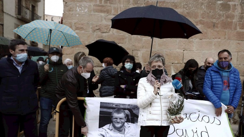 La madre (2-d)del periodista David Beriain Amatriain, asesinado en Burkina Faso junto a Roberto Fraile, guarda un minuto de silencio durante la concentración que en su memoria han realizado esta noche en su localidad natal. El Ayuntamiento de Artajona ha