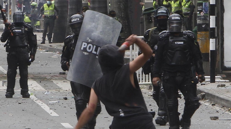Manifestantes se enfrentan a las autoridades en las protestas contra la reforma tributaria convocadas por las centrales obreras, hoy en Medellín (Colombia)