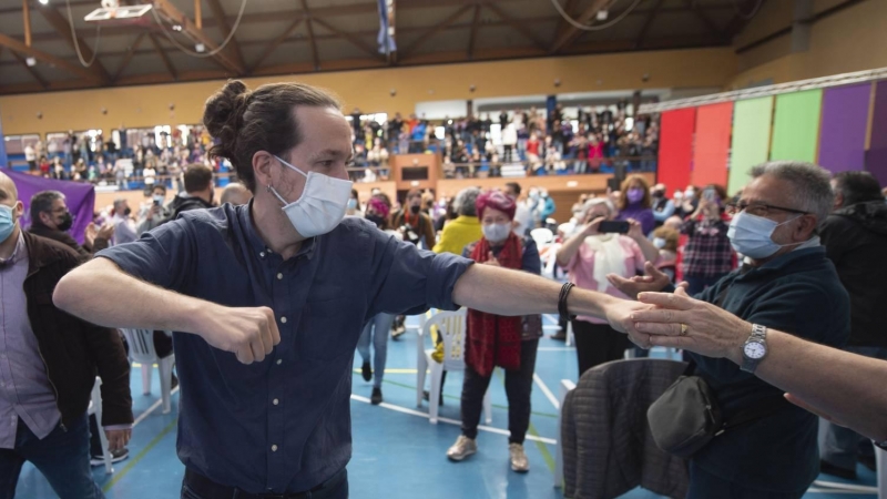 El candidato de Unidas Podemos a la Presidencia de la Comunidad, Pablo Iglesias saluda a su llegada a un acto del partido en el Polideportivo municipal Cerro Buenavista de Getafe, a 27 de abril de 2021.